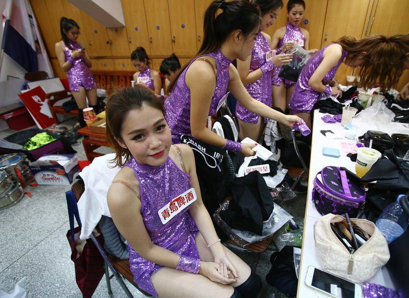 开云体育-包含法国国家队训练开放日，今晚强势反弹引观众欢呼，CBA季后赛在即，更衣室氛围转暖的词条