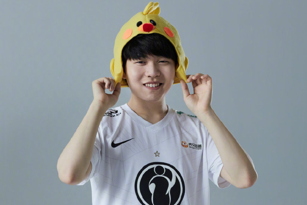 Kaiyun-C9带队取胜！，Rookie重要时刻领先优势明显赢得满堂喝彩(成四列横队集合的口令)